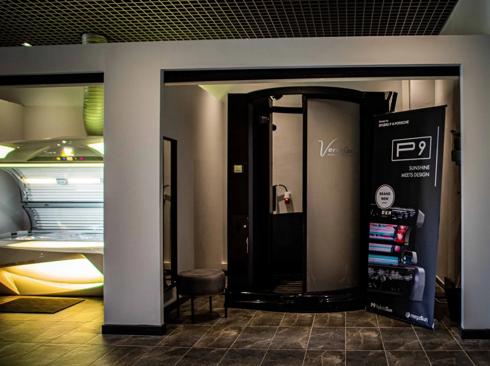 Corridor with a stand-up booth and a P9 display