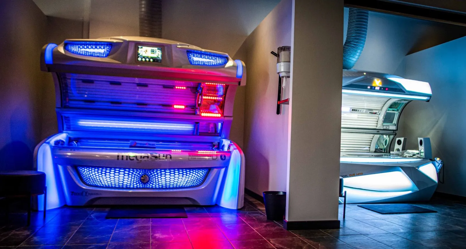 Sunbed lit blue and red in its cabin
